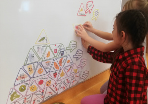 dziewczynki układają piramidę zdrowia